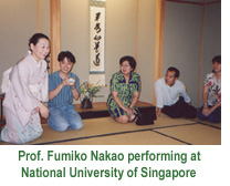 中尾教授在新加坡国立大学表演。