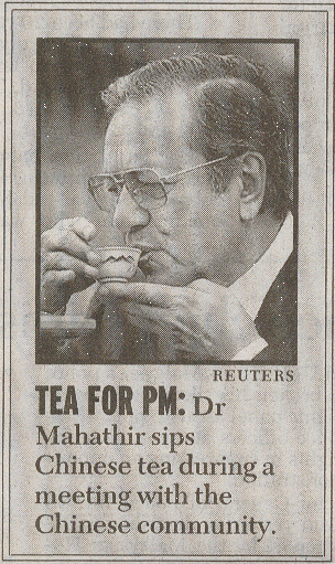Dr. Mahathir sips Chinese tea